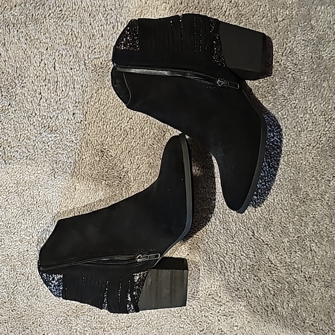 Very G  Brand New Black  Silver Boots